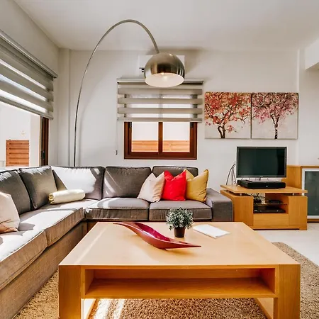 Mara Villa *